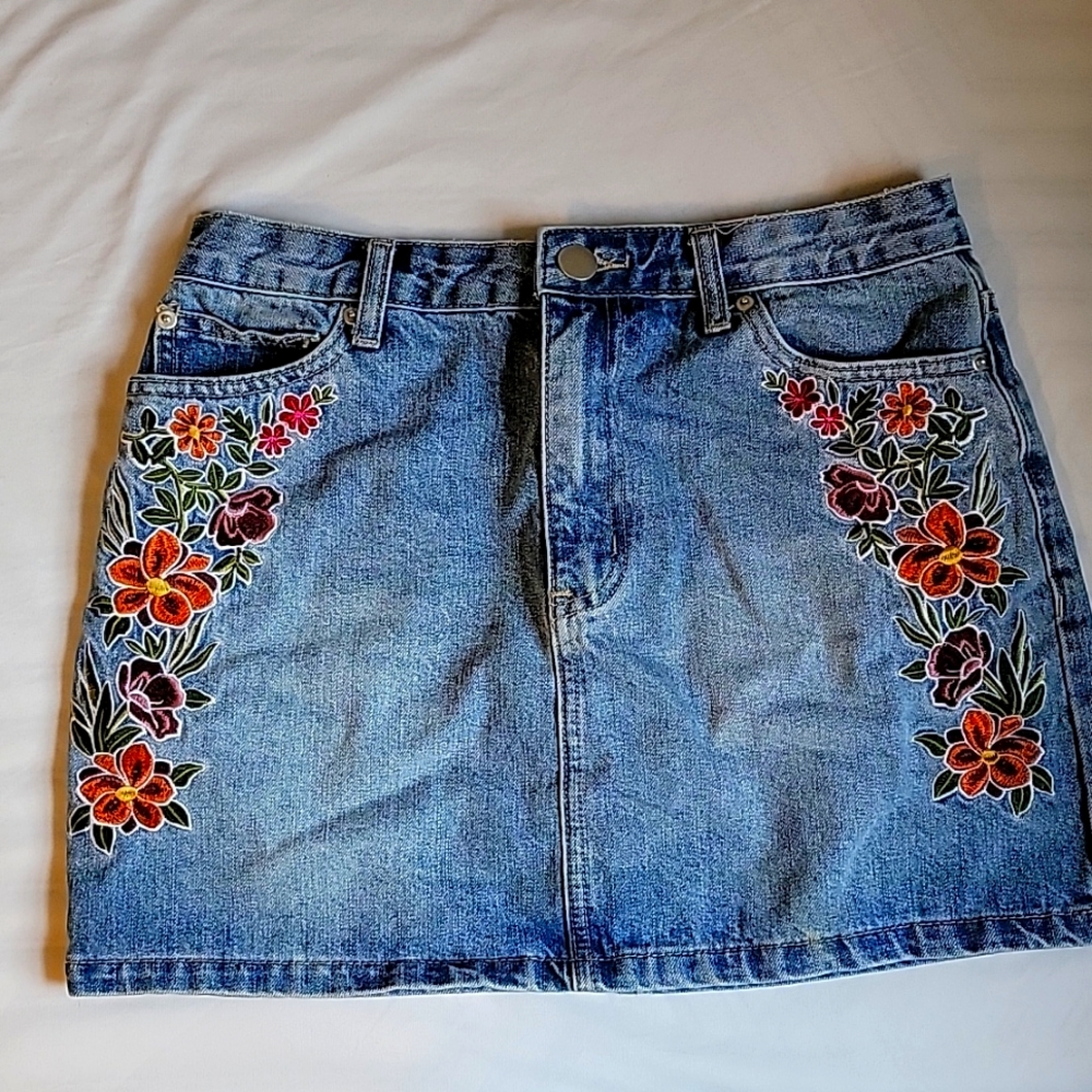 Forever 21 High Waisted  Embroidered Denim Skirt (L)but fit like a medium